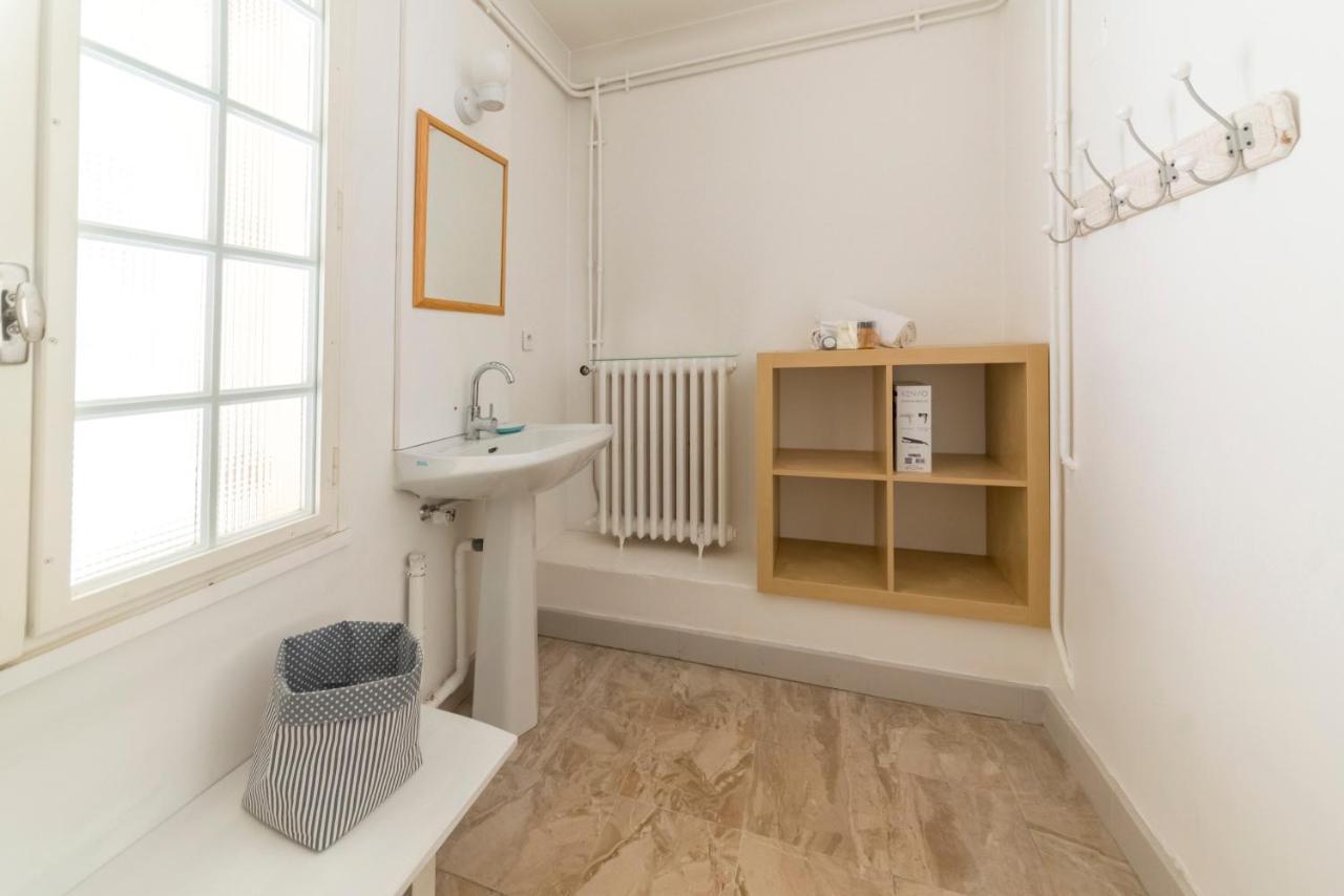 Appartement De Charme - Vue Sur Remparts - Wifi Gratuit - Parking Payant A Proximite Avignon Exterior photo