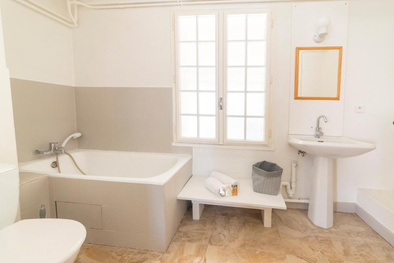 Appartement De Charme - Vue Sur Remparts - Wifi Gratuit - Parking Payant A Proximite Avignon Exterior photo